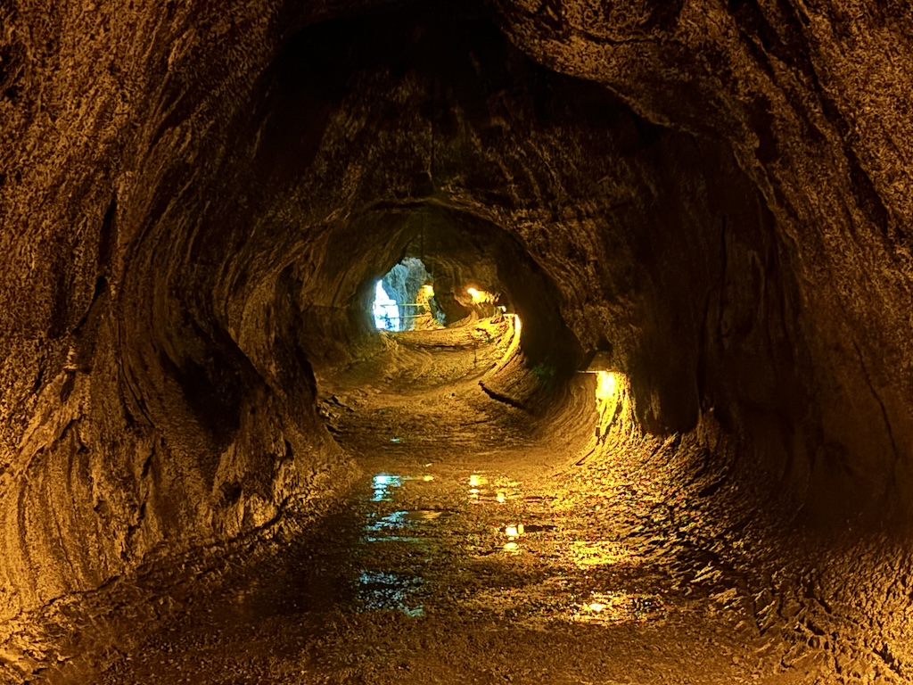 Hawaii Volcano park Nahuku lava tube