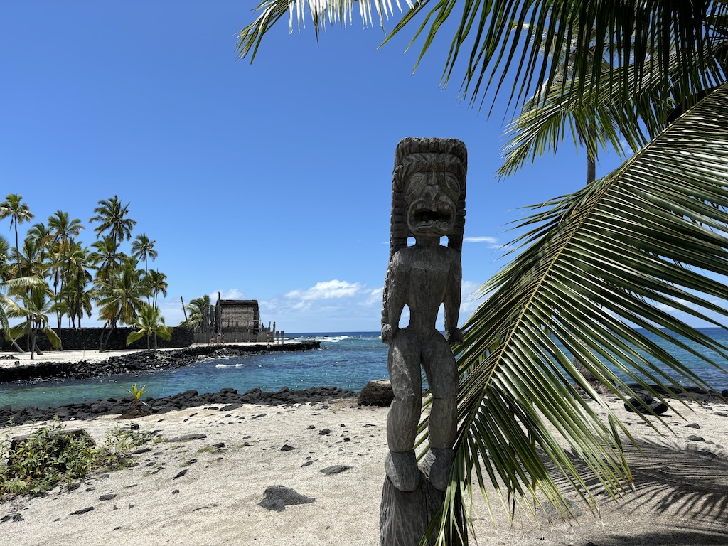 Wooden carved statue at Honaunau