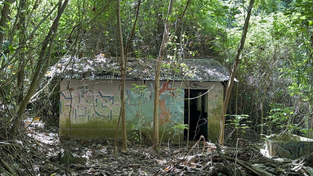 Abandoned house on Olomana trail